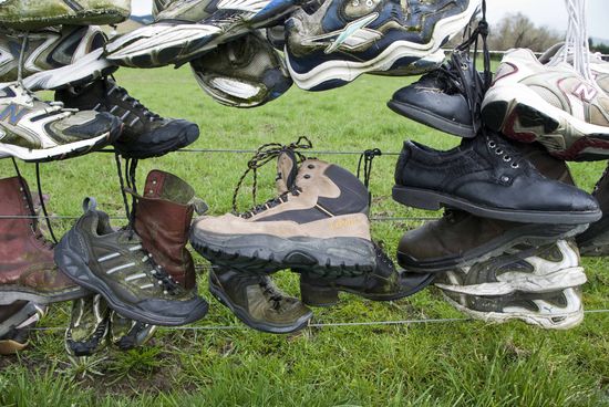 Auch wir konnten uns dem Drang hier etwas zu hinzuhängen nicht entziehen. So mussten Sandras Wanderschuhe daran glauben. Nun haben wir immerhin den angenehmen Gedanken im Hinterkopf, etwas Persönliches in diesem wunderschönen Land hinterlassen zu haben. Andere schmeißen Münzen in irgendwelche Brunnen, ist auch nicht besser!