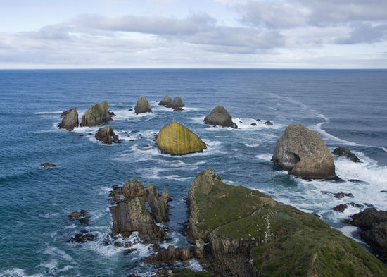 Am Nugget Point. Heißt so, weil beim Sonnenuntergang die Felsen goldfarben strahlen. Heute war kaum Sonne da, deshalb strahlte nur ein Felsen so schön golden.