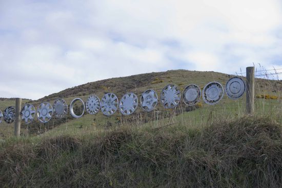 Richtung Nugget Point. Wieder mal ein Sammlerzaun, dieses mal mit Radblenden.