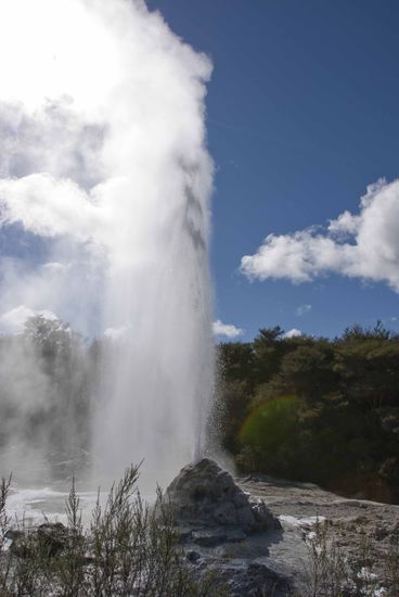 Der Lady Knox Geysir schießt jeden Tag pünktlich um 10.00 Uhr, egal ob Sommer- oder Winterzeit, bis zu 20 Meter in die Höhe. Kein Wunder, denn er wird von einem Ranger mit Seife gefüttert. Wenn wir als Seife essen dann müssen wir auch spucken.