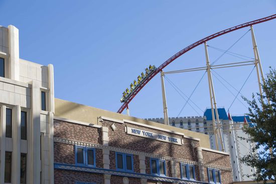 Durch das Hotel fuhr eine Achterbahn.