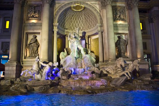 Hotel „Caesars Palace“, die Bette Midler Show dort haben wir uns angesehen. Das ist eine verrückte Nudel, die Bette Midler, die Show sehenswert.