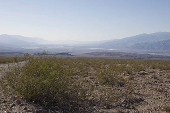 Wasser gibt es nur in sehr salziger Form, deswegen untrinkbar. Im Hintergrund Salzseen.