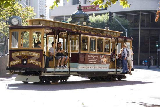 Eine der berühmten cable cars. Diese werden von Kabel gezogen, die in einem Kanal unter der Straße verlaufen.