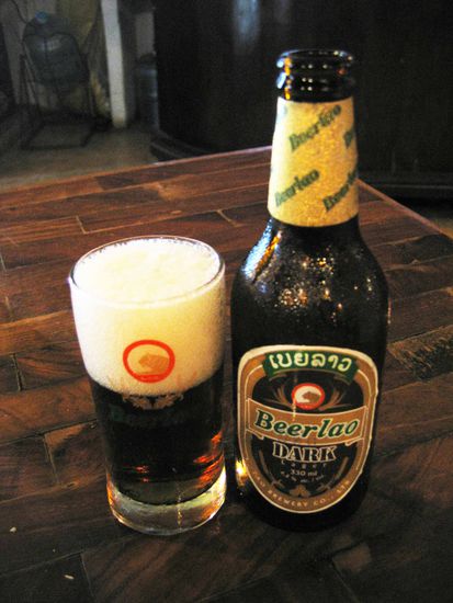 Laos: Beer Lao, dunkel, wurde nicht so oft angeboten. Auch 0,80 Euro aber für die kleinere 0,33 Liter-Flasche. Note 1,8.