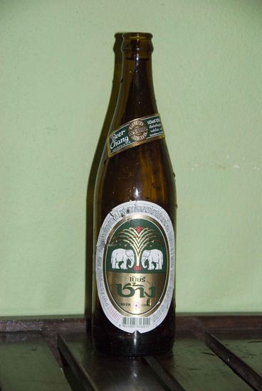 Thailand: Beer Chang aus Thailand, 0,80 Euro für 0,64 Liter-Flasche. Ich war überrascht über die 6,4% vol. Alc., diese Sorte ist fuer den thailaendischen Markt gedacht, die 5% vol. Alc.-Sorte ist fuer den Export bestimmt. Note 2,8.
Muss mich korrigieren, nach weiteren Tests und Vergleichen schmeckt es doch besser als Note 2,8, neue Note 2,3.