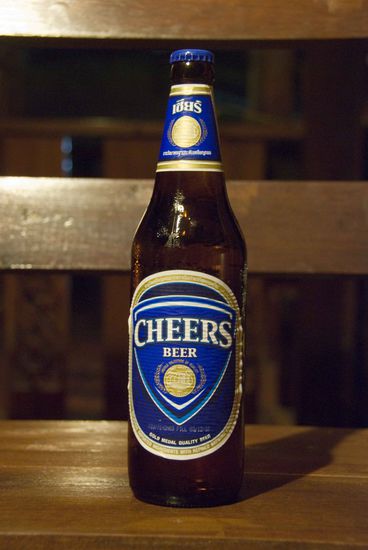 Thailand: Cheers Beer aus Thailand, 0,64 Liter-Flasche, 5% vol. alc. Für 0,60 Euro, schmeckte leicht rauchig und gut, Note 2,3.