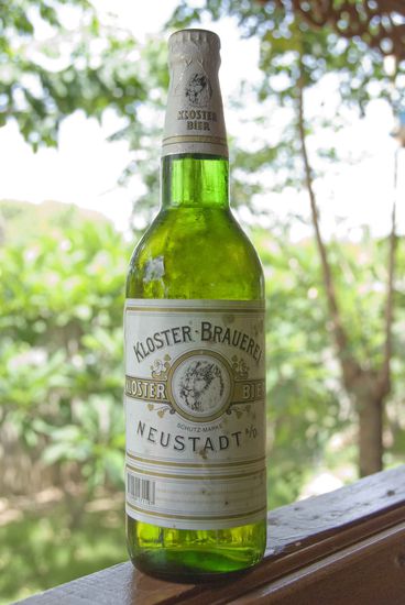 Thailand: Kloster Bier in 0,64 Liter-Flasche mit 5,2% vol. alc. gab es in Alt-Sukothai, produziert von einer thailändischen Brauerei nach deutscher oder österreichischer Lizenz angeblich, habe nichts dazu im Internet gefunden, andere kennen diese Kloster-Brauerei auch nicht. Egal, 1,50 Euro, Note 2,2.