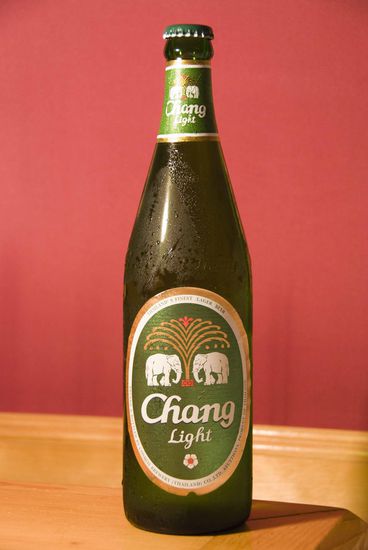 Thailand: Chang Light Beer aus Thailand, 0,80 Euro für 0,64 Liter-Flasche. Bei der Hitze war Light angesagt, wobei die Light-Version immer noch 4,2% vol. alc. hat. Note 2,5.