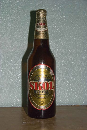 Malaysia: Skol Beer aus Dänemark, gehört zur Carlsberg Gruppe. 2,20 Euro für 0,64 Liter-Flasche, Alkohol ist in Malaysia teuer, auf der Insel Langkawi etwas günstiger, da Duty Free Zone. 5,0% vol. alc. Note 2,0, Sandra hat es auch geschmeckt.