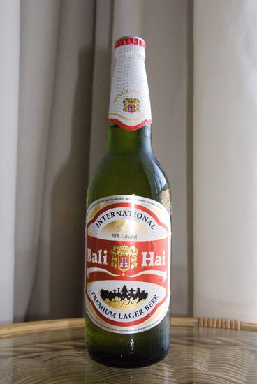 Indonesien/Bali: Bali Hai Beer aus Indonesien, 1,20 Euro für 0,62 Liter-Flasche, 5,0% alc./vol., Note 3,0.