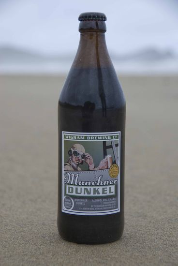 Neuseeland: Wigram Munchner Dunkel Beer aus Neuseeland, 3,00 Euro für 0,50 Liter-Flasche, 5% alc./vol., Note 3,5. Wurde nach dem german purity law (dt. Reinheitsgebot) mit Münchner Malz und Hallertauer Hopfen gebraut, schmeckte trotzdem nicht so recht.