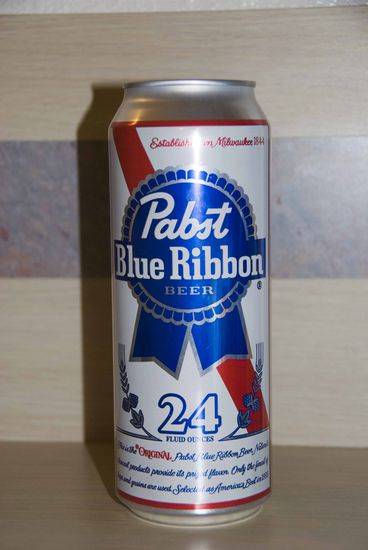 USA: Pabst Blue Ribbon  Beer aus USA, 1,30 Euro für 24-Unzen (=0,71 Liter)-Dose, % alc./vol. nicht bekannt, Note 3,5.