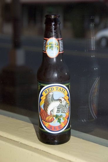 USA: Red Tail Ale Beer aus USA, 2,30 Euro für 12-Unzen-(=0,355 Liter)-Flasche, 6,1% alc./vol., Note 2,5.