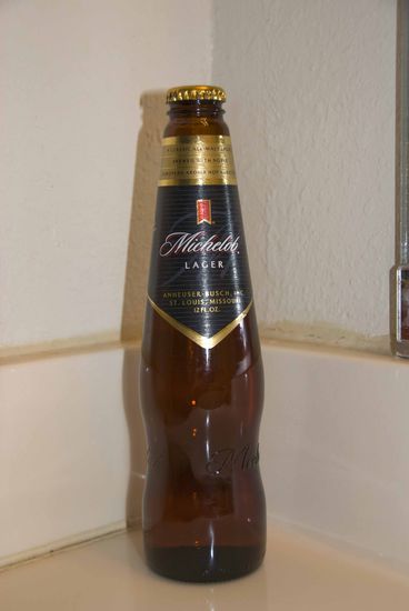USA: Michelob Lager Beer aus USA, 0,90 Euro für 12-Unzen (=0,355 Liter)-Flasche, % alc./vol. nicht bekannt, Note 2,5.