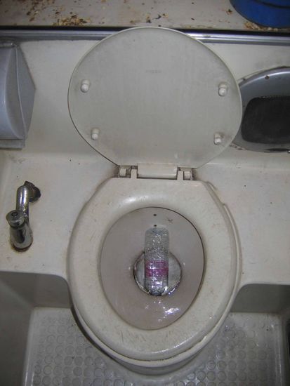 Thailand, Bus-Klo von Sukothai nach Bangkok. Gut, dass man durch das Internet nicht riechen kann.