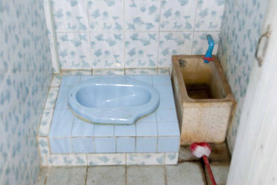 Thailand, öffentliches Klo beim Fledermaus-Tempel nahe Ratchaburi.