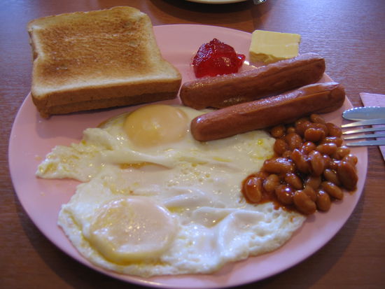 Nun ja, die Spiegeleier und die Toasts schmeckten noch ganz gut, aber der Rest … Dann doch lieber Reis auch zum Frühstück, war zudem noch günstiger.