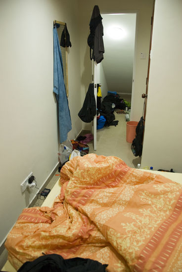 Wir hatten allerdings ein wenig mehr dabei. Hier wurde jede Ecke und Türklinke als Wäschehaken umfunktioniert. Witzig an diesem Zimmer in Singapur war, dass neben der Nachttischlampe keine Steckdose war, und im 20 cm schmalen Durchgang am Bett stand eine Vase als Deko, als wäre es nicht schon eng genug. Ob die wohl heute noch unbeschadet dort steht?