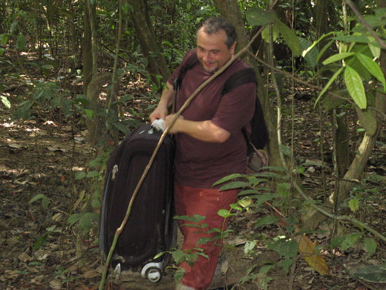 Hier auf Schlamm und Matsch helfen die Räder nicht weiter.
