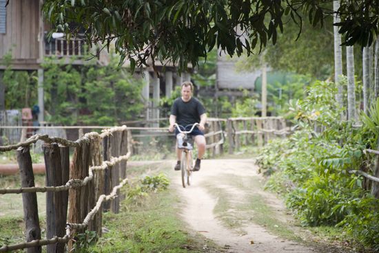 Mirko kommt vom Wassereinkauf.