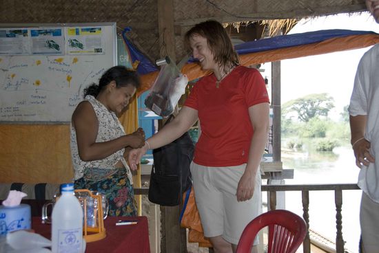 Dieses weiße Band am Handgelenk soll Glück bringen.