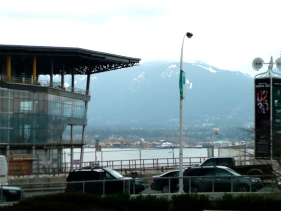 Grouse Mountain von Downtown aus.
