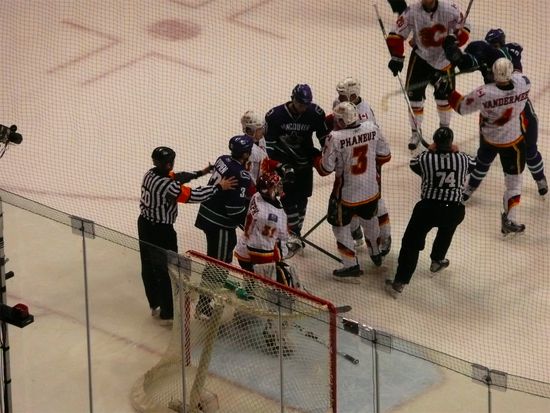 Mal wieder eine Rudelbildung, wie es im Fachjargon heisst. Aber dieses ist ein anderes Spiel und zwar Canucks vs. Calgary Flames.
