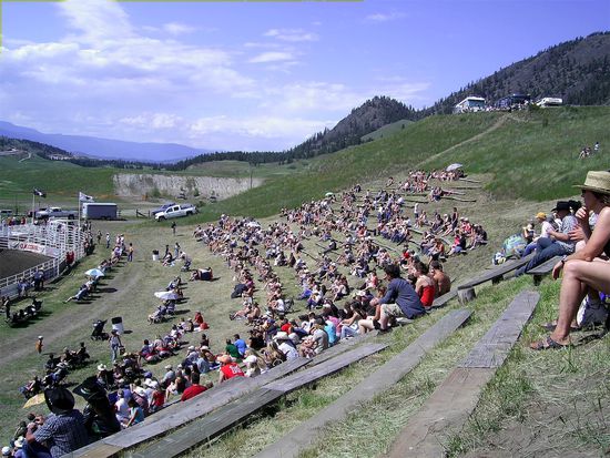 Die fast volle Tribüne und rechts oben der Black Mountain