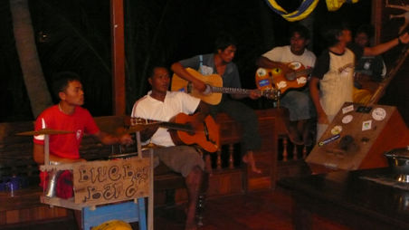 Natürlich mit viel Musik live von der Blue Bay Band (da spielt und singt übrigens jeder vom Staff mit)