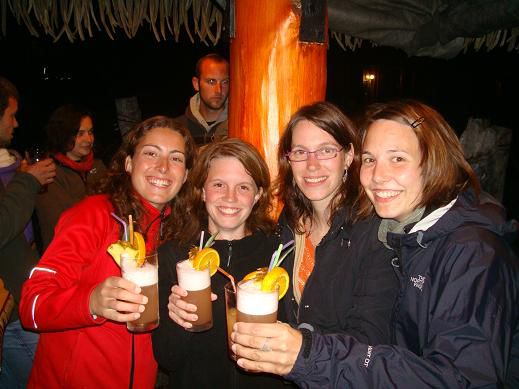 Yvonne (Bern), Madita, Marie-Laure (Martigny), Maria geniessen ihre superfeinen Drinks
