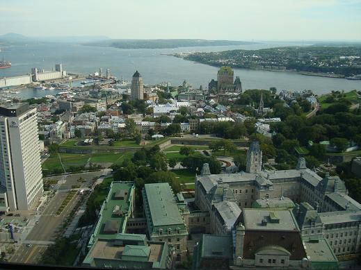 Im Hintergrund die Altstadt
Im Vordergrund das Parlament