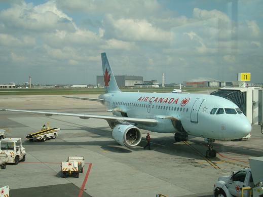 Mit einer solchen Air Canada Maschine flogen wir durch das Land.