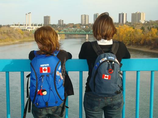 Zwei Schweizerinnen auf einer Brücke in Edmonton