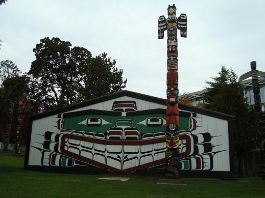Totempfahlkunst vor dem Royal BC Museum
