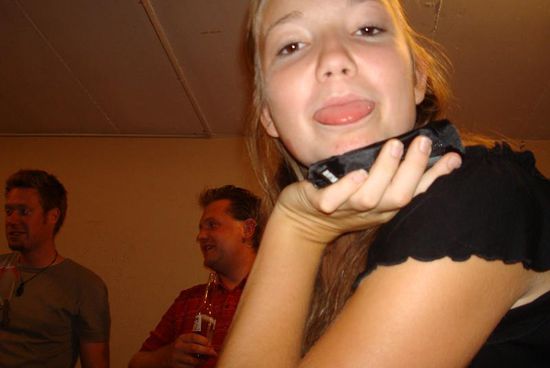 Brigitte 
(ich glaube es erübrigt sich, wessen Schwester dies ist)
Im Hintergrund übrigens Marias Freund Sämi und Marias anderer Bruder Jousi