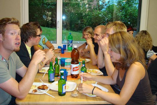 Im Vordergrund Sämi und Marias zweite Schwester Daniela
Und ganz viele Freunde im Hintergrund
