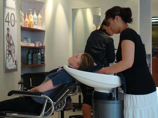 Madita bei der Kopfmassage