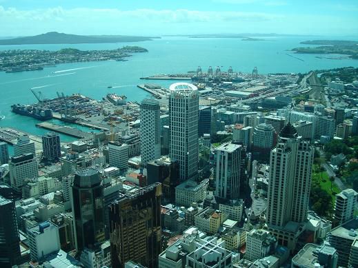 Aussicht auf einen Teil der Stadt, auf das Meer und links hinten auf einen Vulkan