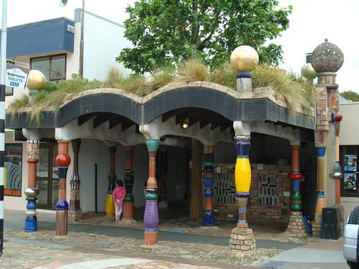 Hundertwasser-Toilette in „Kawakawa“