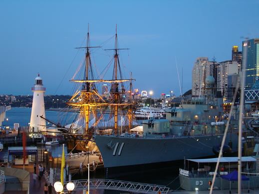 Im Hintergrund die „Endavour“, davor das Kriegsmarineschiff.