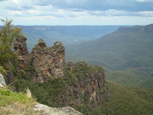 „Three sisters in the blue mountains.”