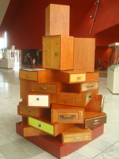 Schubladengebilde im Museum mit verschiedenen Überraschungen darin.