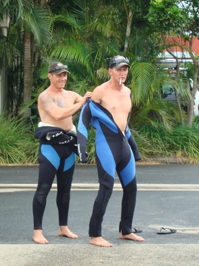 Scott and Paul from Australia - zwängen sich in ihr Wetsuit.