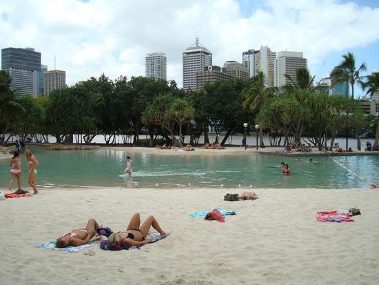 Eine künstlich angelegte Lagune mit Sandstrand mitten in der Stadt.