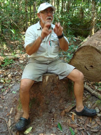 Unser Guide Karl 
– das runde Loch zwischen seinen Füssen ist von einer gefährlichen Spinne…