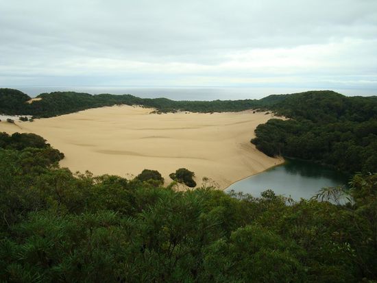 Rechts „Lake Wabby“, im Hintergrund das Meer