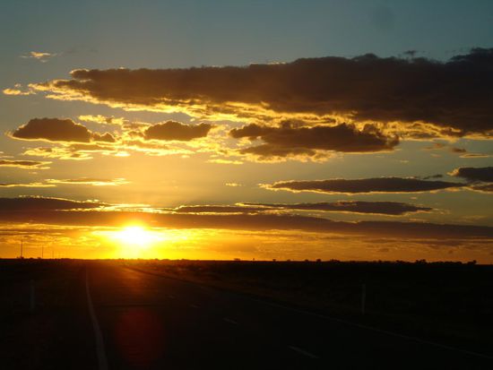 Im Outback fällt die Sonne beinahe runter.