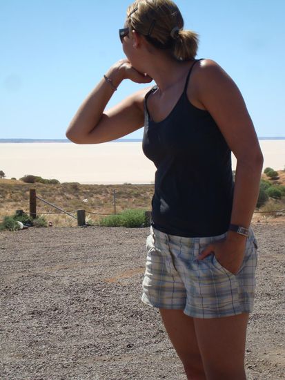 Nach so langen Autofahrten muss Maria sich auf einem ausgetrockneten Salzsee abstützen.