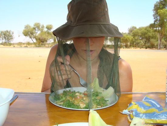 Maria hüllt sich und den Teller ein